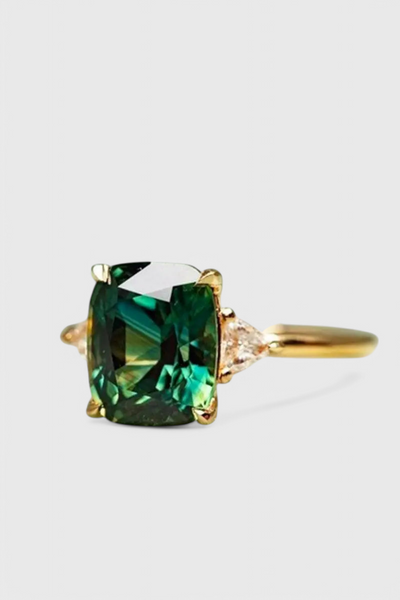 Anillo de Esmeralda Cuadrado Elegante en Acabado Dorado.