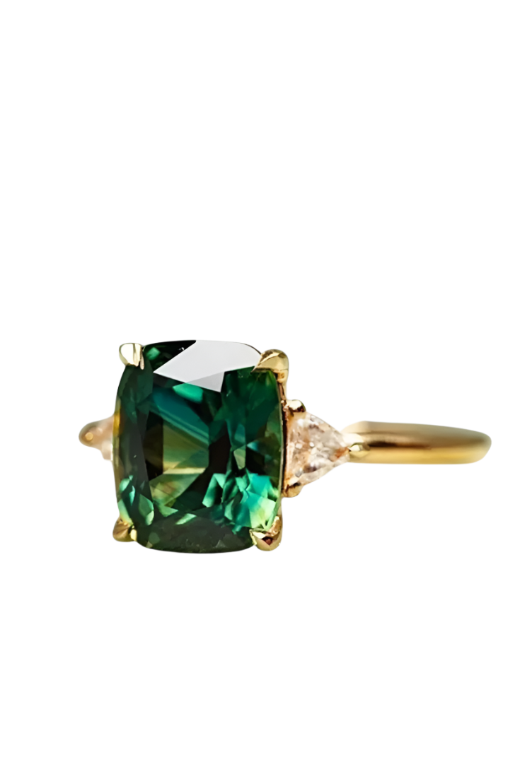 Anillo de Esmeralda Cuadrado Elegante en Acabado Dorado.