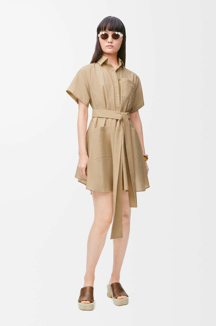 Lúcia Carmen Loew® - Vestido Curto Camisero de viscosa y lino Beige.