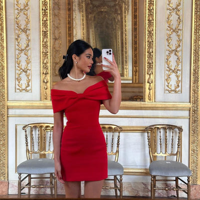 Vestido Amore Bow: Elegancia con hombros descubiertos.