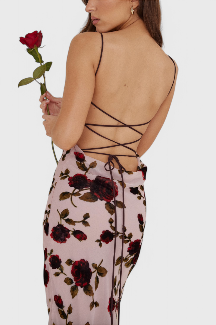 Irina Vestido Deslizante de Satén con Estampado Floral y Espalda Descubierta.