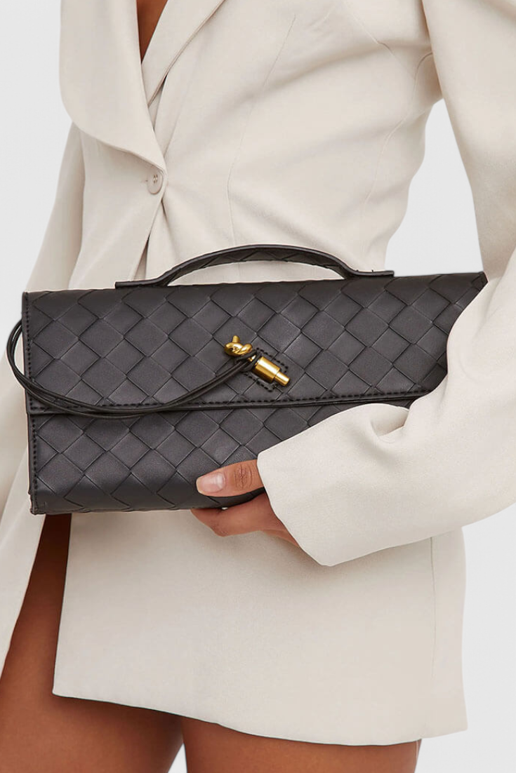 Melanie Clutch con Detalle de Nudo Dorado.