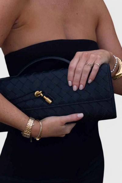 Melanie Clutch con Detalle de Nudo Dorado.