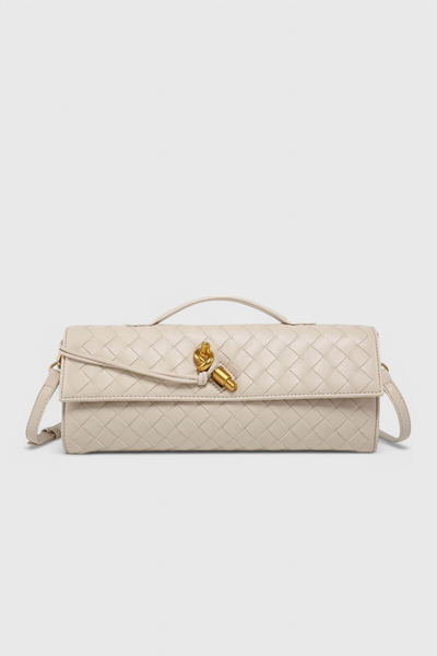 Melanie Clutch con Detalle de Nudo Dorado.