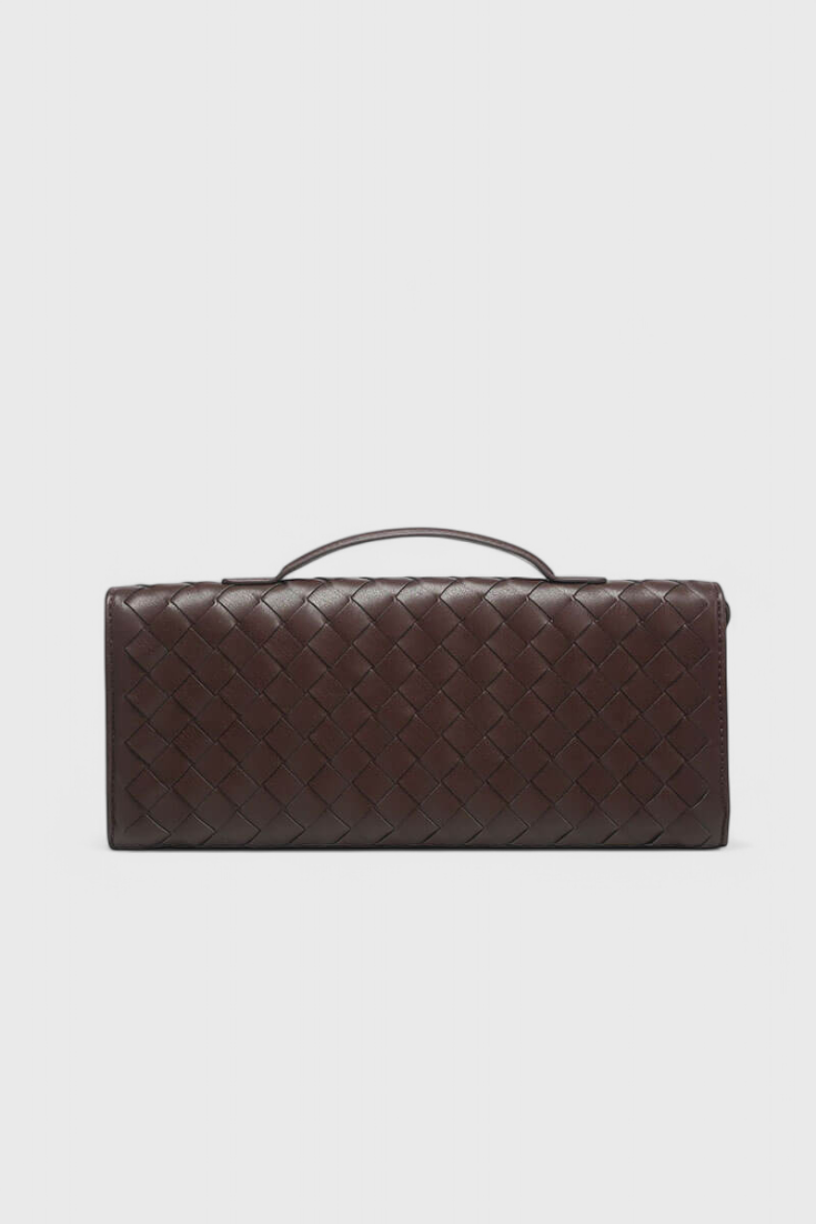 Melanie Clutch con Detalle de Nudo Dorado.