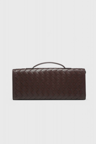 Melanie Clutch con Detalle de Nudo Dorado.