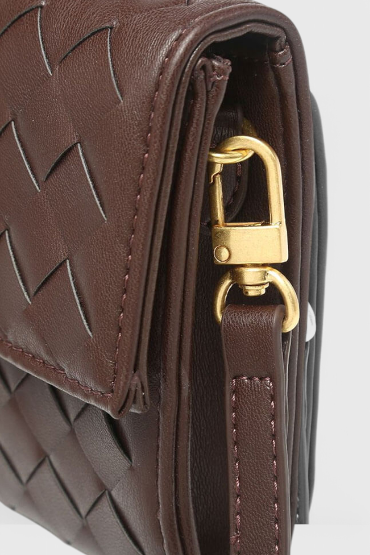 Melanie Clutch con Detalle de Nudo Dorado.