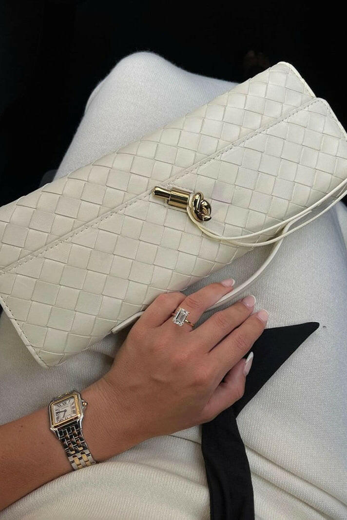 Melanie Clutch con Detalle de Nudo Dorado.