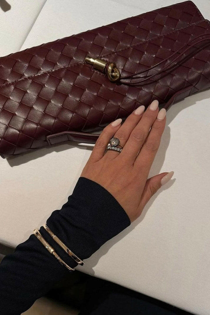 Melanie Clutch con Detalle de Nudo Dorado.