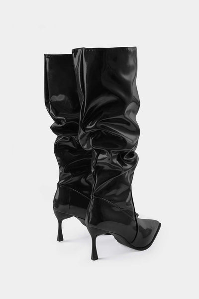 Botas de Cuero Sintético con Pliegues y Punta Afila.