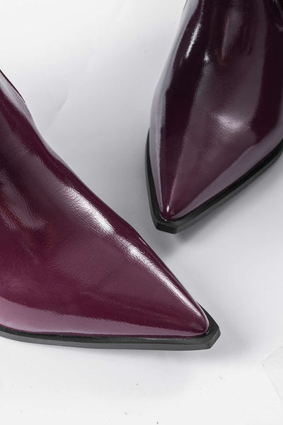 Botas de Cuero Sintético con Pliegues y Punta Afila.