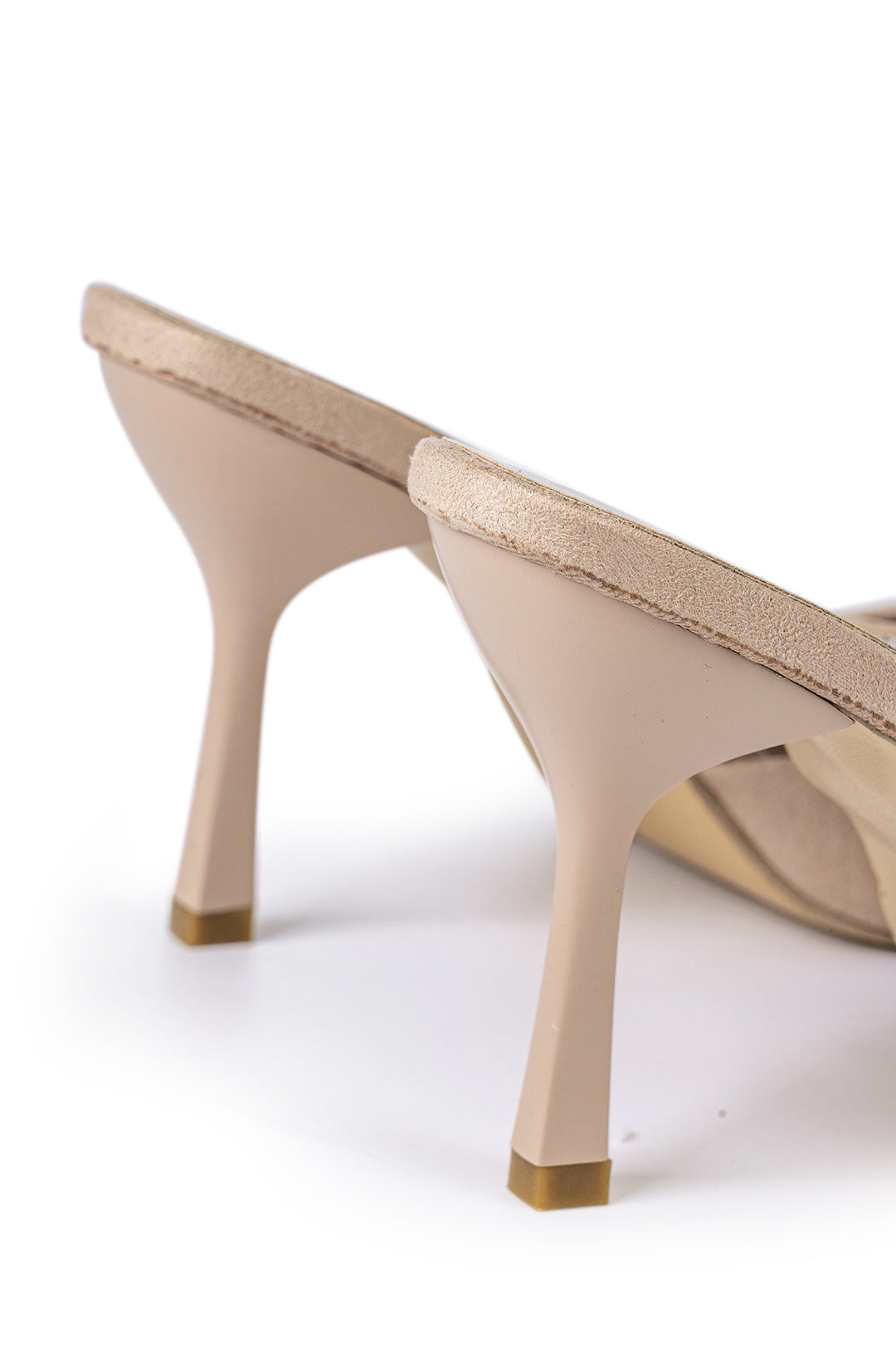 Sandalias de tacón alto con punta afilada adornadas con strass.