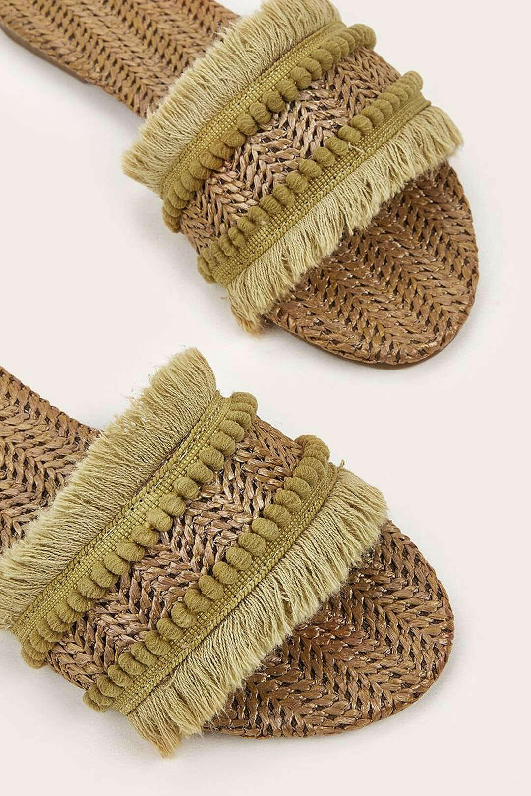 Zapatillas con Flecos.