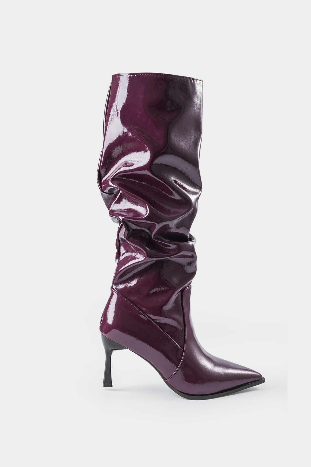 Botas de Cuero Sintético con Pliegues y Punta Afila.