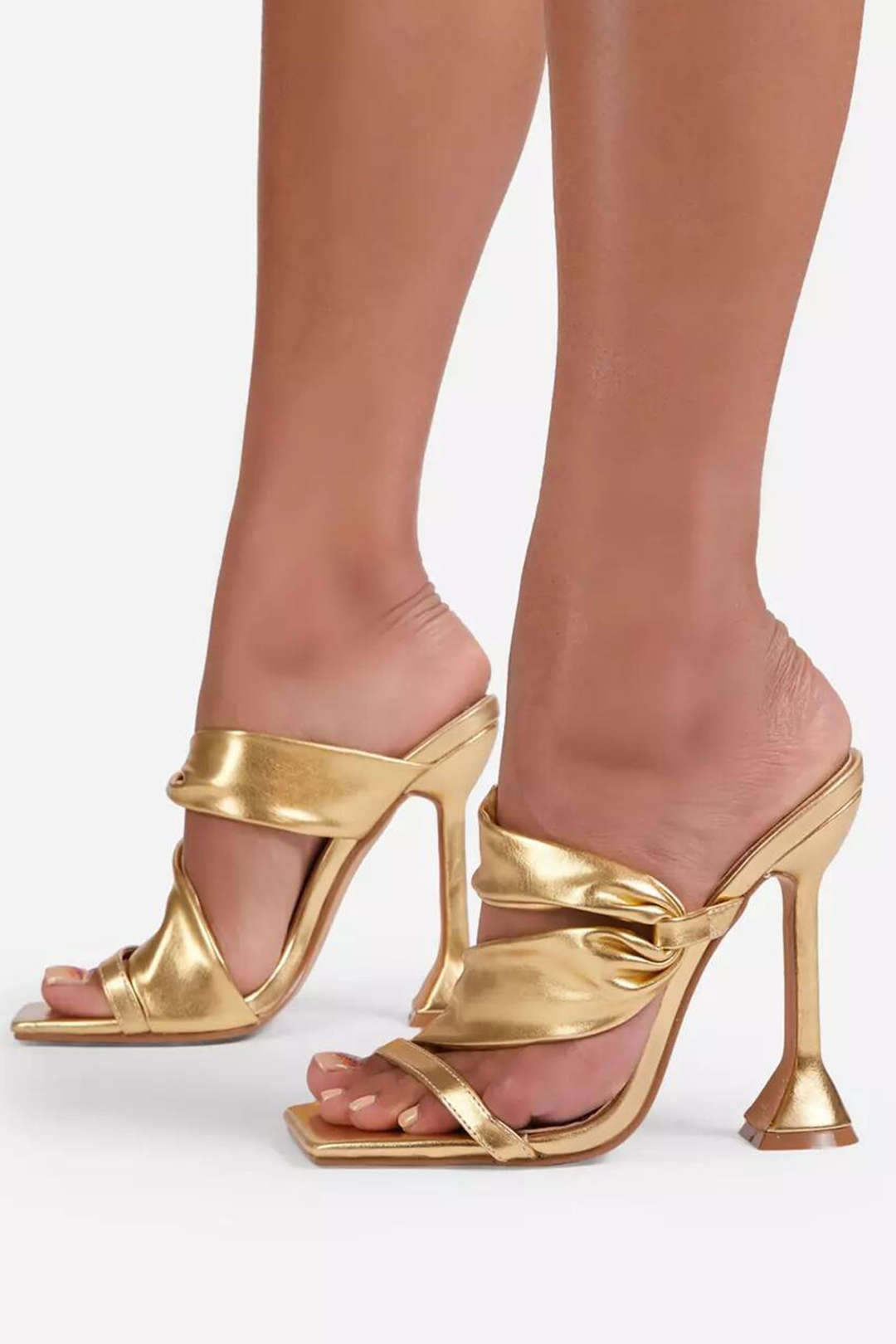 Sandalias de tacón alto con punta cuadrada arrugada metálica.