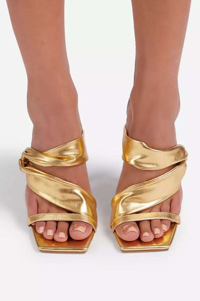 Sandalias de tacón alto con punta cuadrada arrugada metálica.