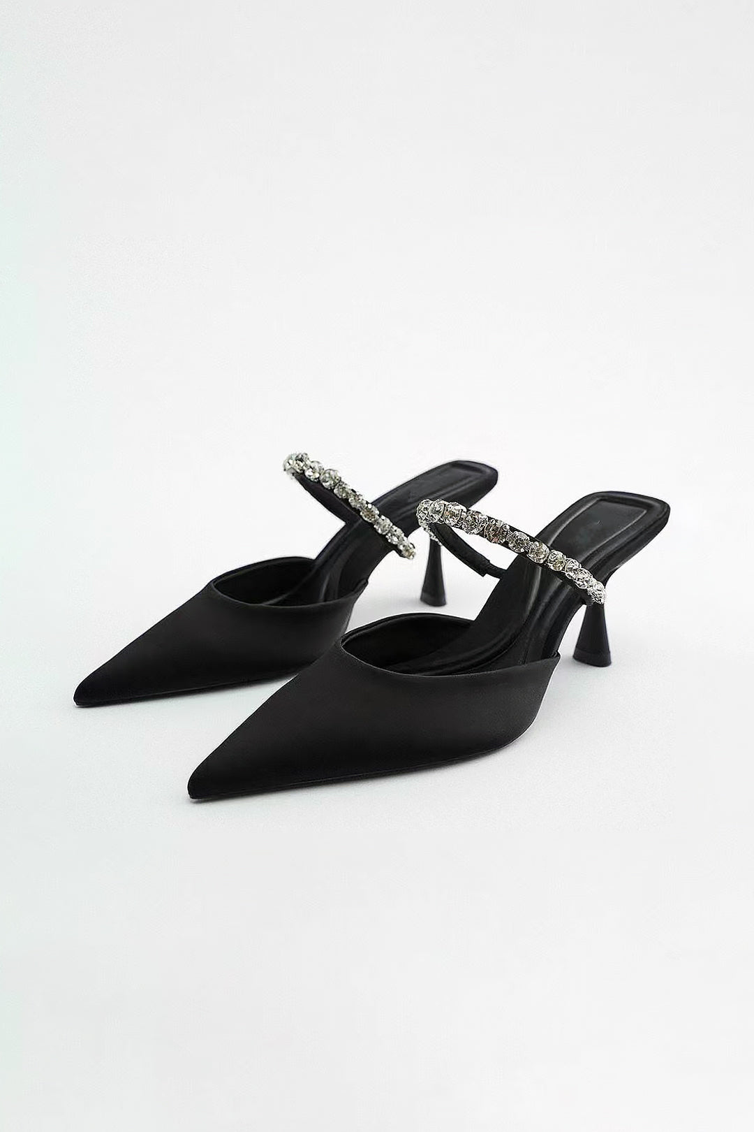 Sandalias de tacón alto con punta afilada adornadas con strass.
