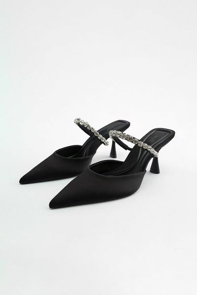 Sandalias de tacón alto con punta afilada adornadas con strass.