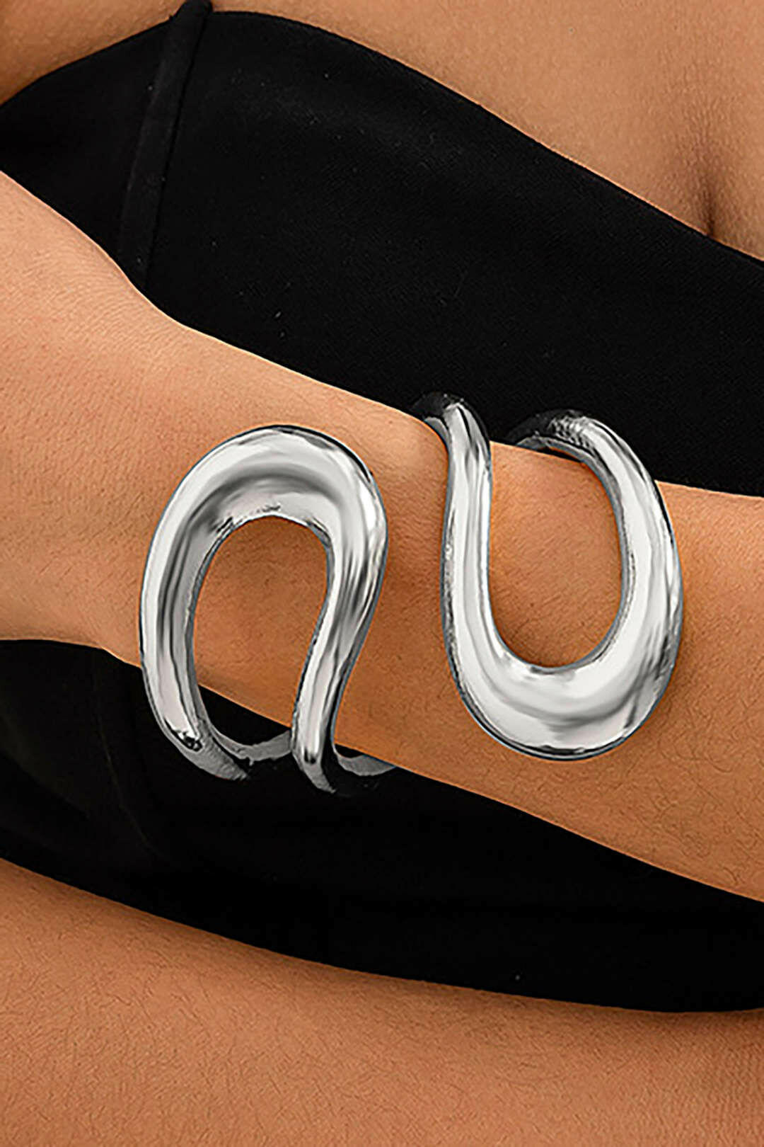 Pulsera Asimétrica Recortada.